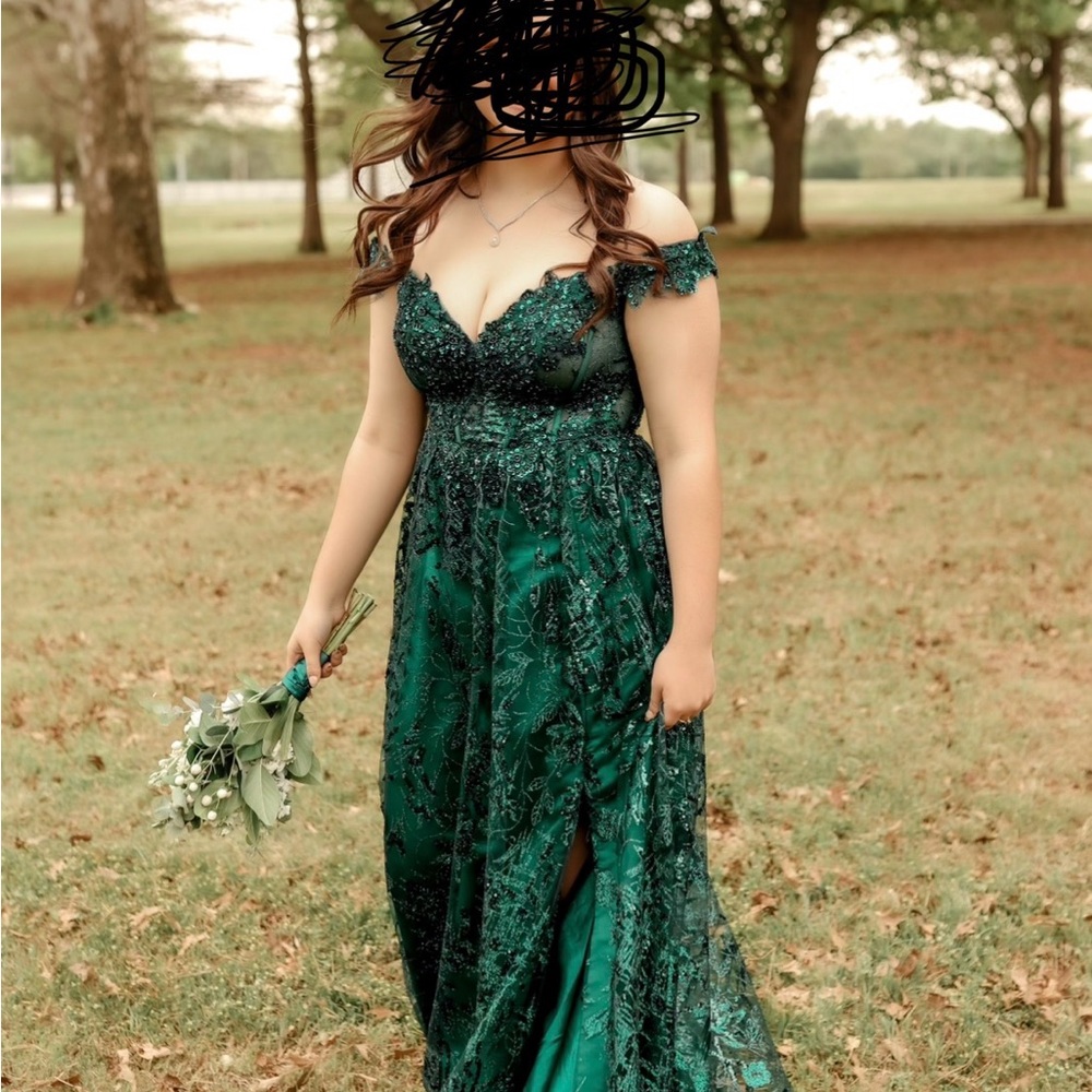 Elegant Green Lace Off-Shoulder Prom Dress